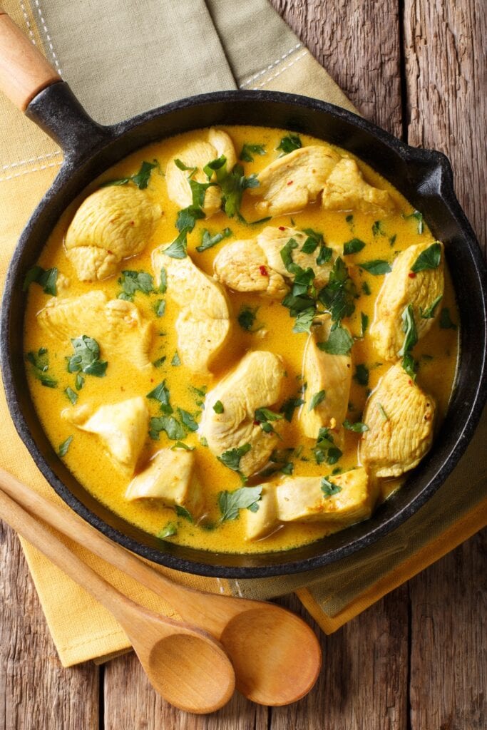 Curry de poulet maison avec sauce à la noix de coco, ail et épices