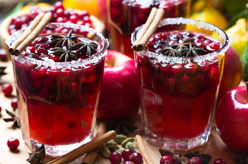 23 Easy Cranberry Christmas Cocktails for the Holidays