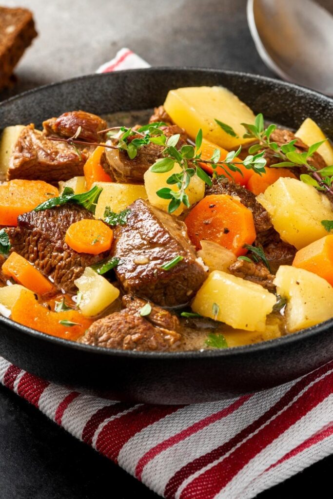 Estofado irlandés casero con ternera, zanahorias y patatas