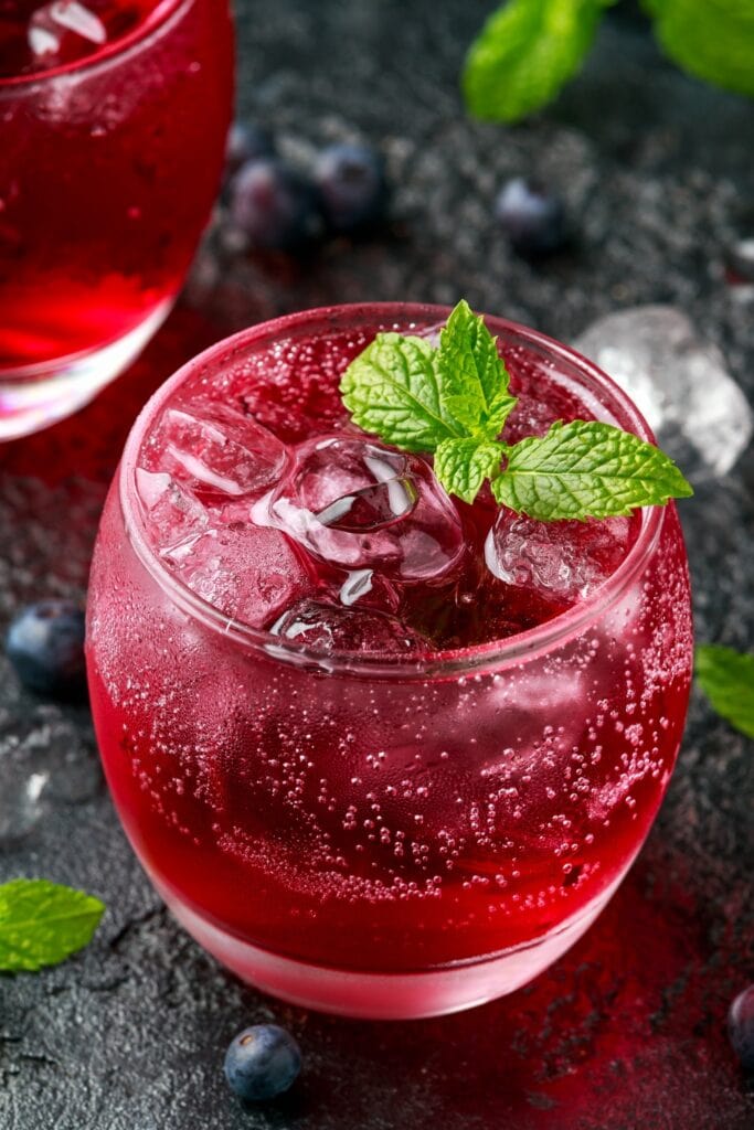 Koktail Blueberry Menyegarkan dengan Es dan Mint