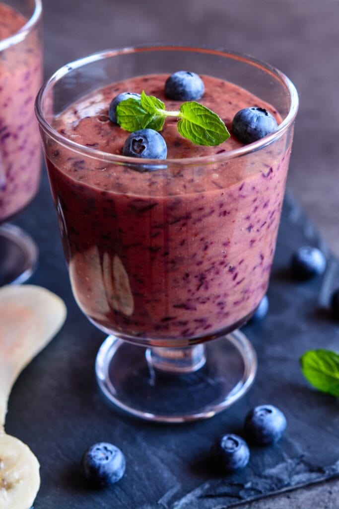 Refreshing High-Fiber Berry Smoothie with Blueberries