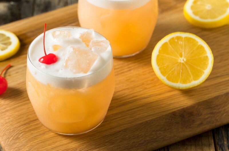 13 Best Low-Sugar Cocktails (+ Easy Recipes)