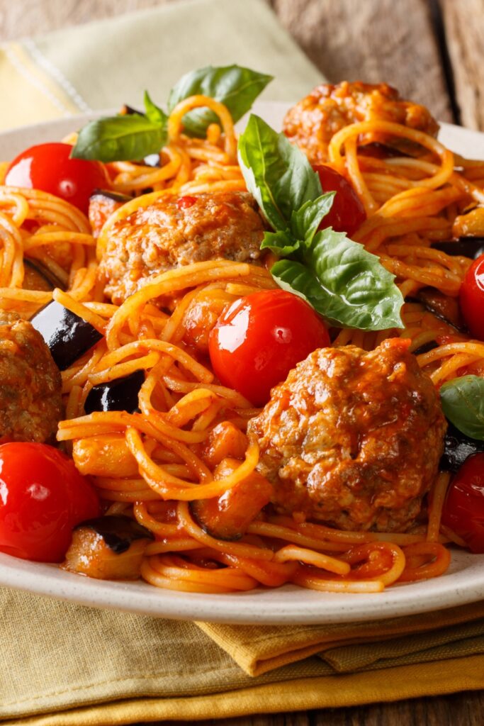 Domaće mesne okruglice od špageta sa cherry rajčicama i maslinama