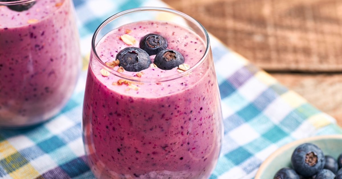 Refreshing Low-Sugar Berry Smoothies with Blueberries