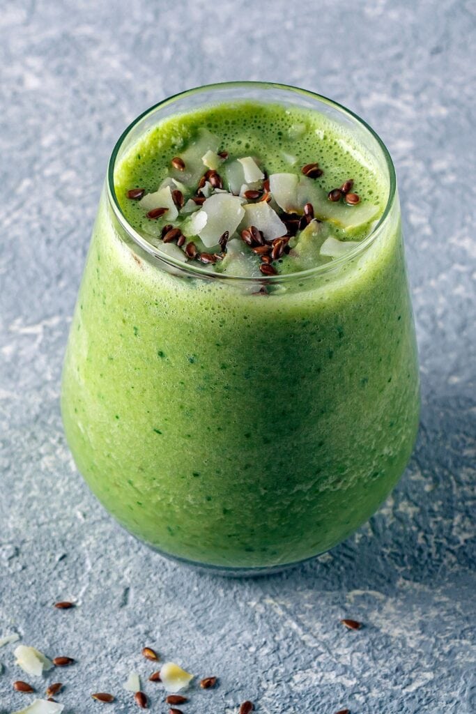 Green Smoothie with Spinach, Avocado and Flaxseed