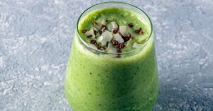 Refreshing Green Smoothie with Spinach, Avocado and Flaxseed