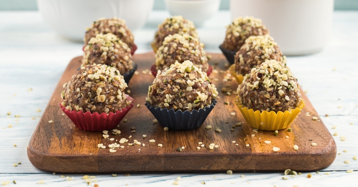 Vegan Energy Balls with Dates, Nuts and Oats