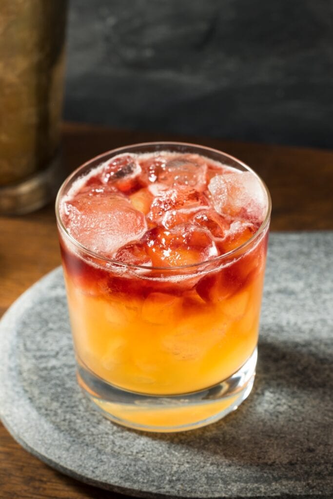 Boozy Port New York Sour Cocktail dengan Bourbon