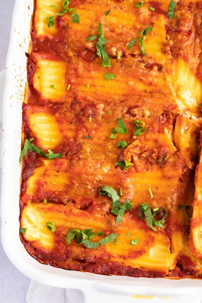Cheesy and Saucy Manicotti Pasta with Herbs