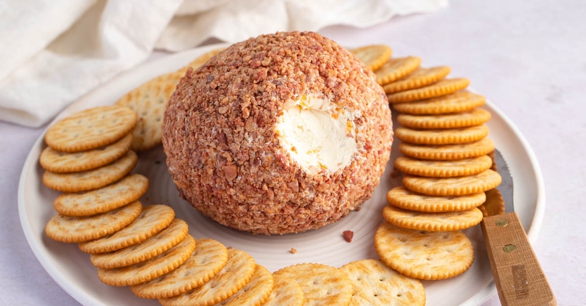 Homemade Appetizing Bacon Ranch Cheese Ball with Crackers