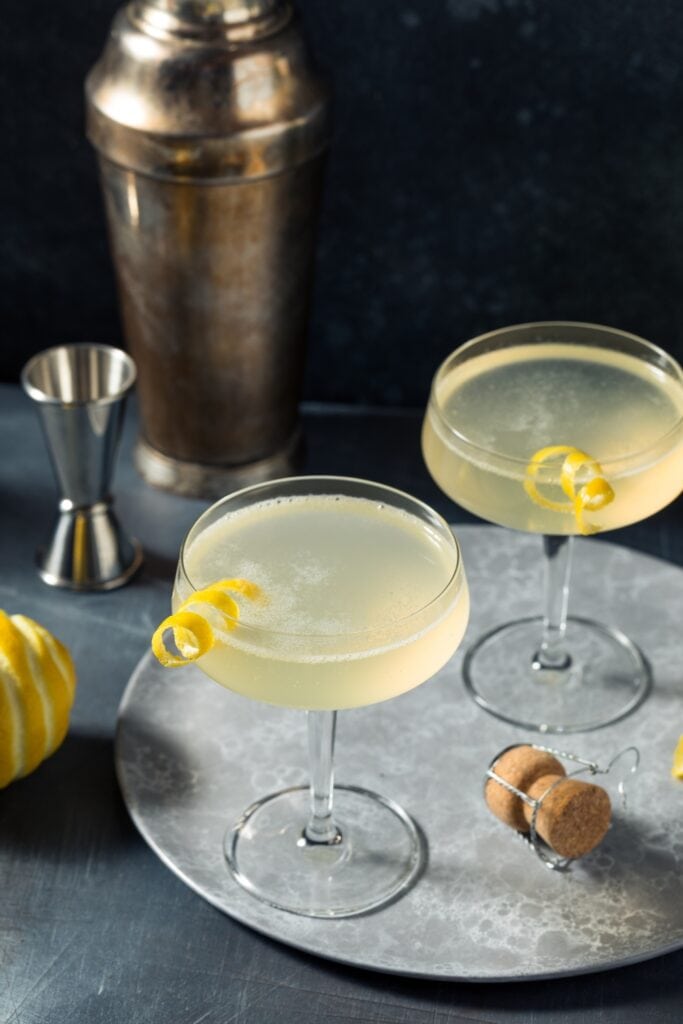 10 Resep & Variasi 75 Prancis Terbaik menampilkan Boozy French 75 Cocktail with Lemon