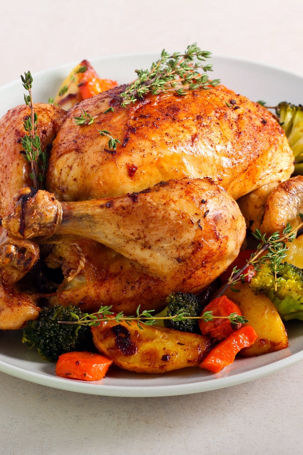 https://insanelygoodrecipes.com/wp-content/uploads/2023/03/Whole-Roasted-Chicken-with-Broccoli-Potatoes-and-Carrots.jpg