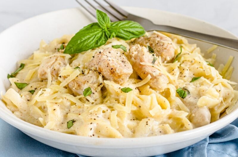 What to Serve with Chicken Alfredo (15 Top Side Dishes)