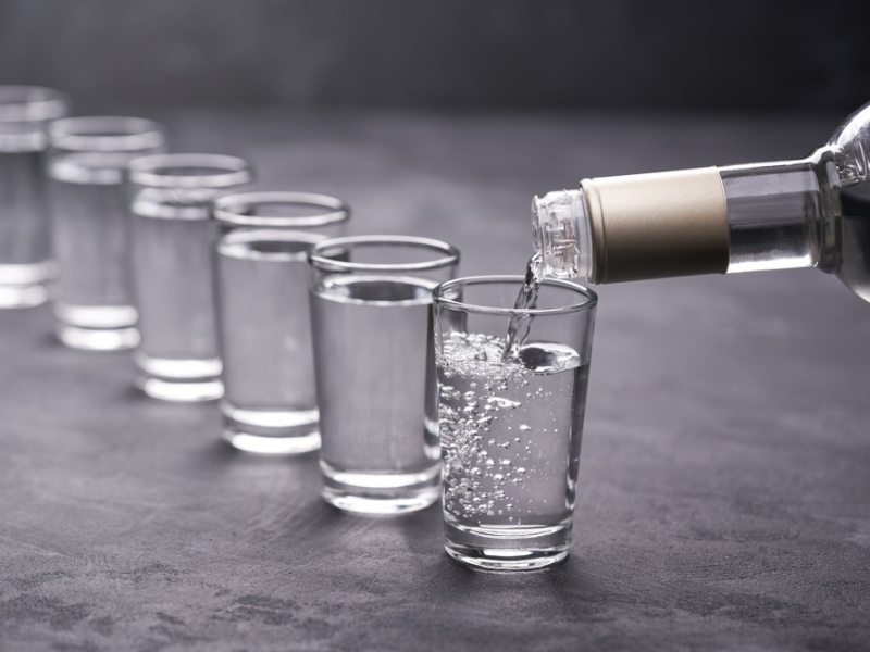 Vodka Kentang Dituang ke Shot Glasses