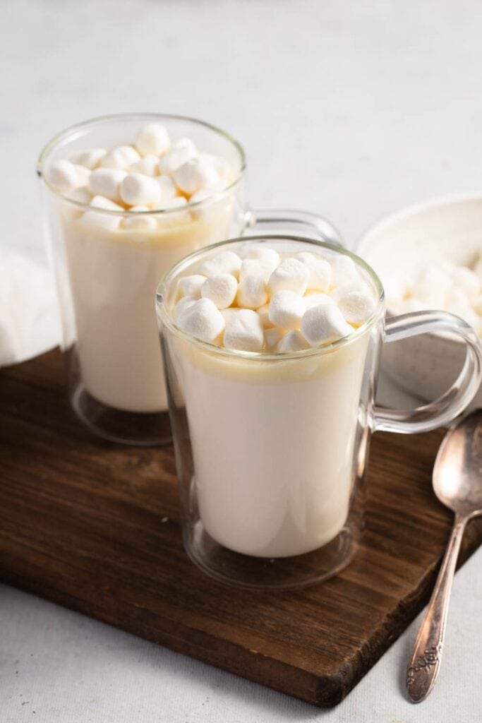 Cokelat Panas Putih Kaya Manis dengan Marshmallow Mini