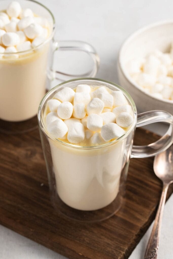 Cokelat Panas Putih dengan Marshmallow Mini dalam Gelas