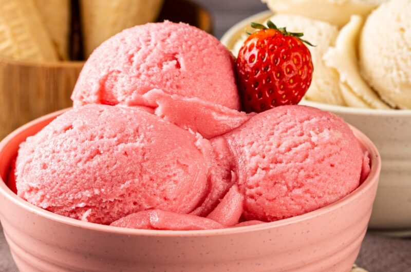 Homemade Strawberry Ice Cream (Easy Recipe)