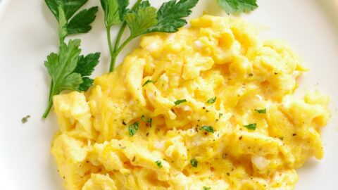 How to make scrambled eggs in the microwave