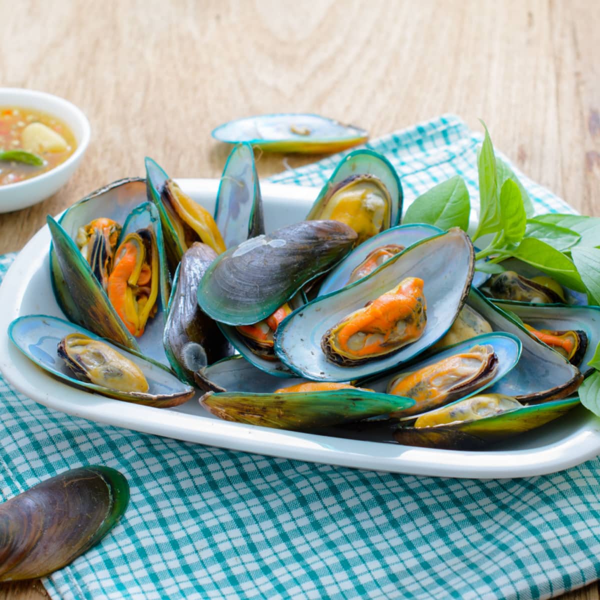 Asian Green Mussels with Spicy Seafood Sauce
