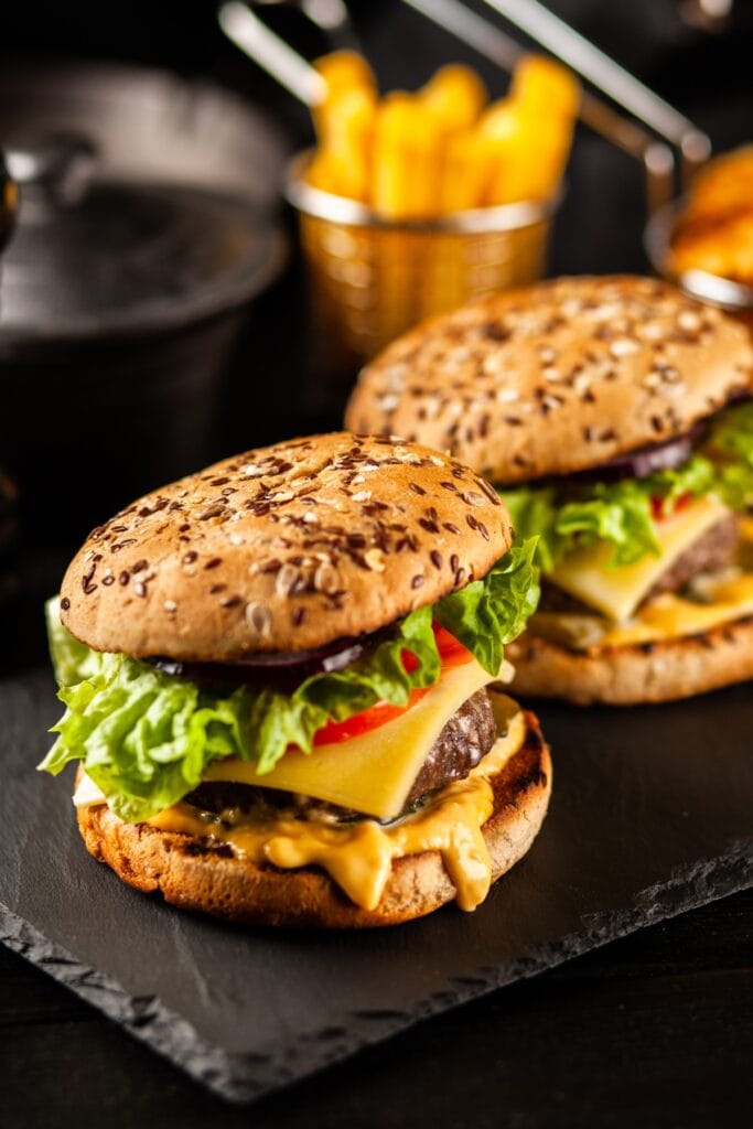 Hamburger with Cheese, Lettuce and Tomatoes