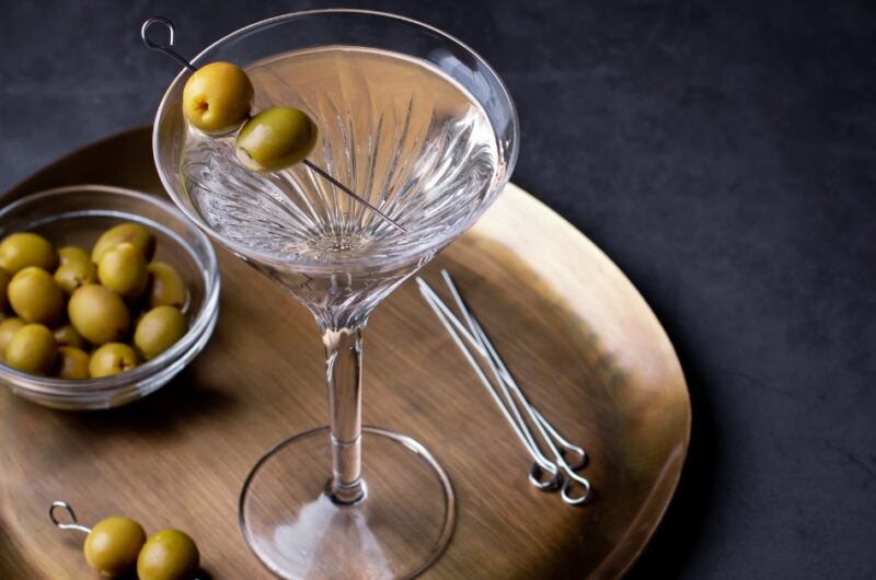 Best Dirty Martini (Easy Cocktail Recipe)