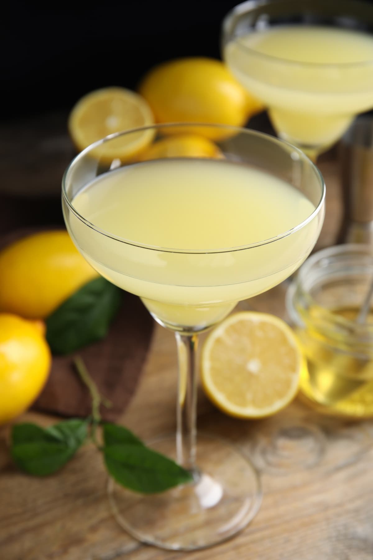 Bee’s Knees Cocktail Recipe (+ How to Make It) - Insanely Good