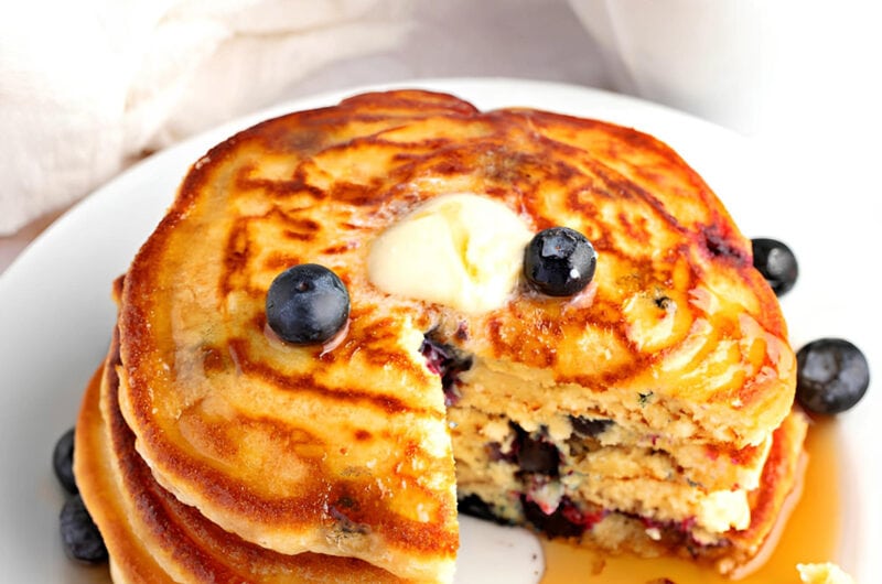 Fluffy Blueberry Pancakes (Easy Recipe)