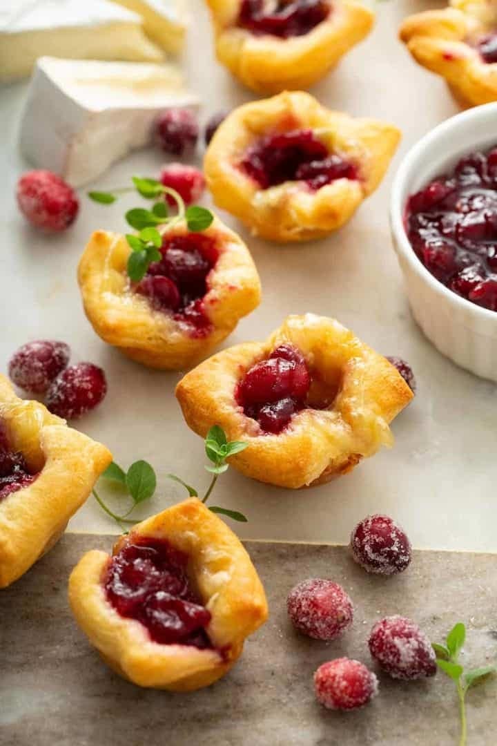 Cranberry brie bites with brie cheese and cranberry sauce. 