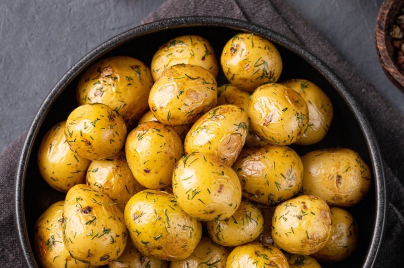 Oven Roasted Baby Potatoes (With Rosemary and Garlic)