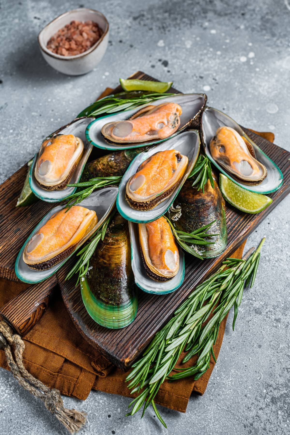 Homemade Steamed Green Mussels with Rosemary
