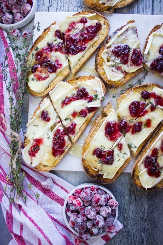 Baked brie toasts with cranberry and cheese.
