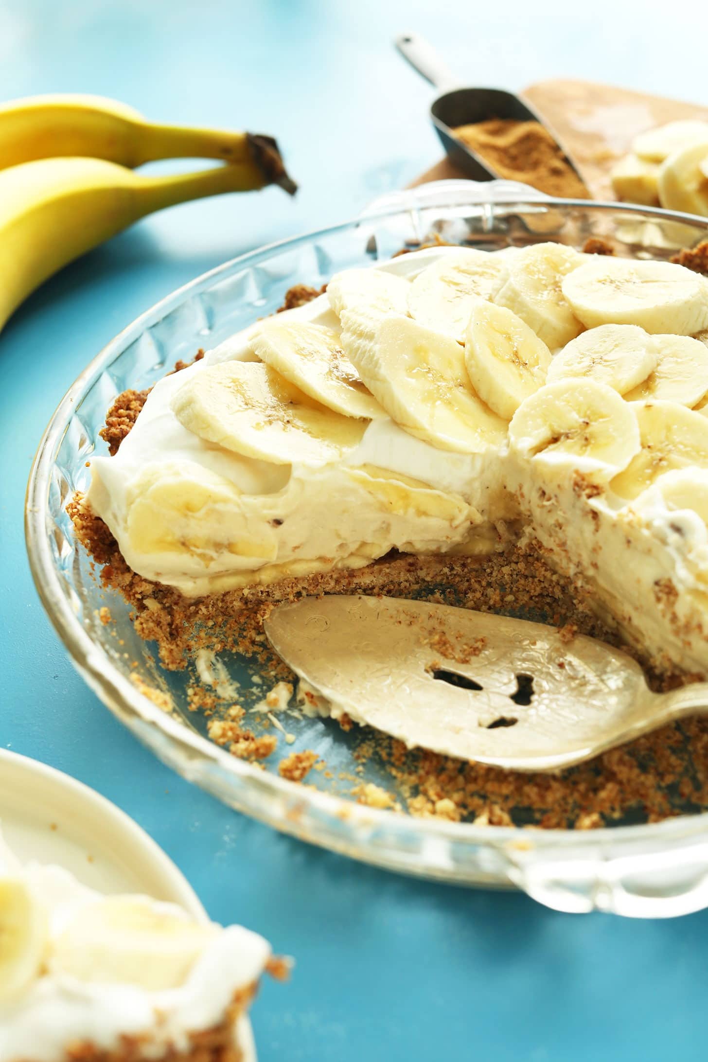 Cream pie topped with slices of fresh bananas.