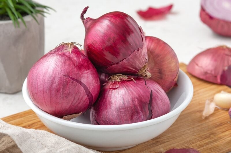 10 Best Shallot Substitutes (+ How to Use Them)