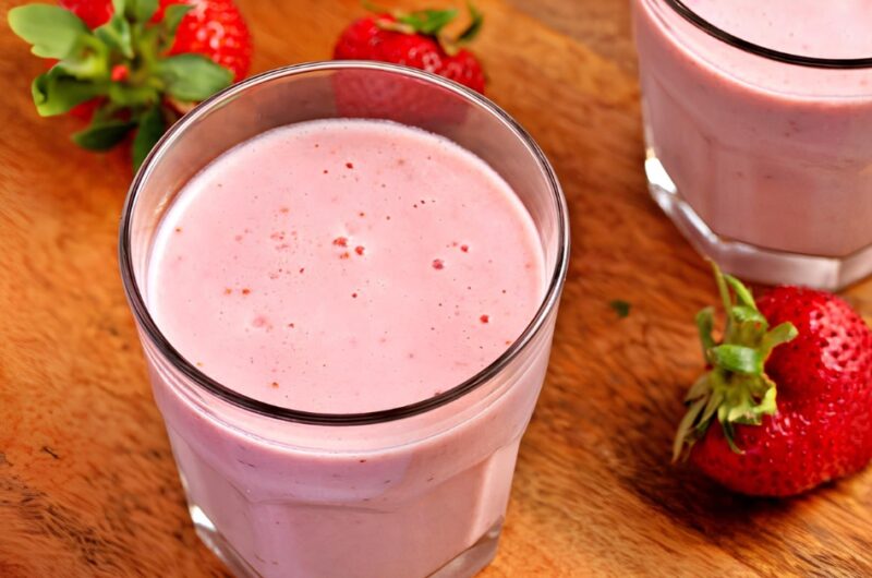 Homemade Strawberry Milk (Easy Recipe)