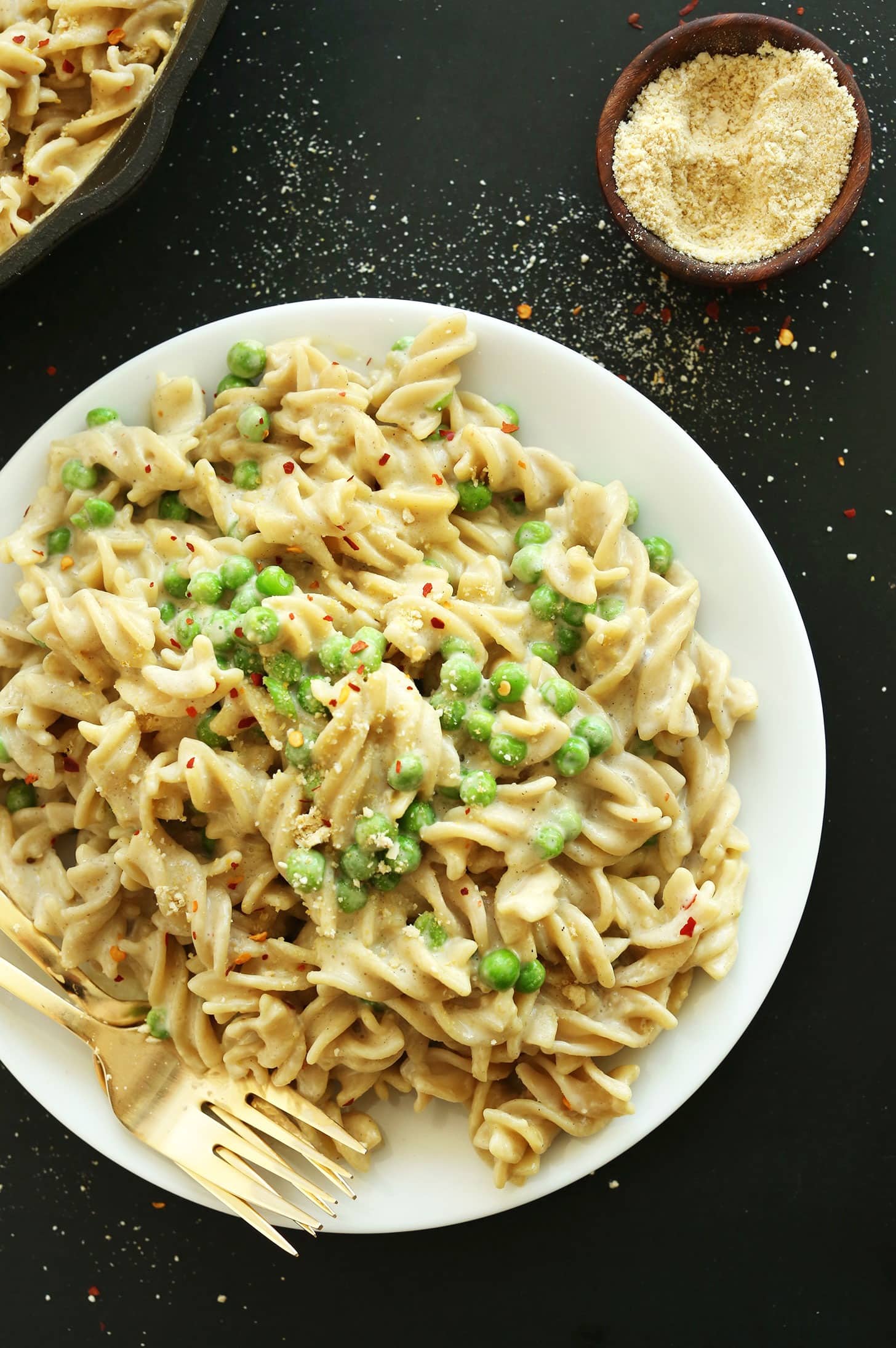Pasta in Alfredo sauce with green peas and spices.