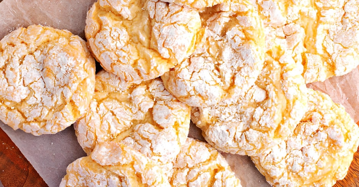 Bunch of crumbly cookies with powdered sugar.