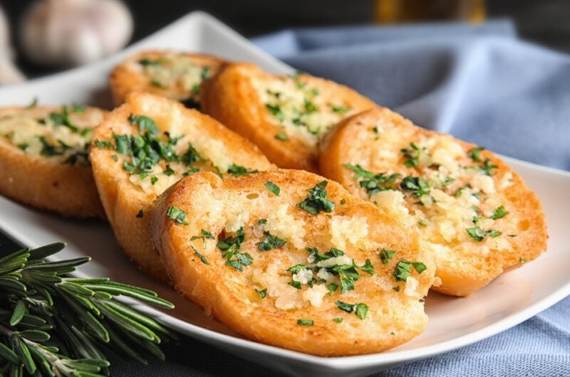What to Serve with Garlic Bread (25 Best Side Dishes)
