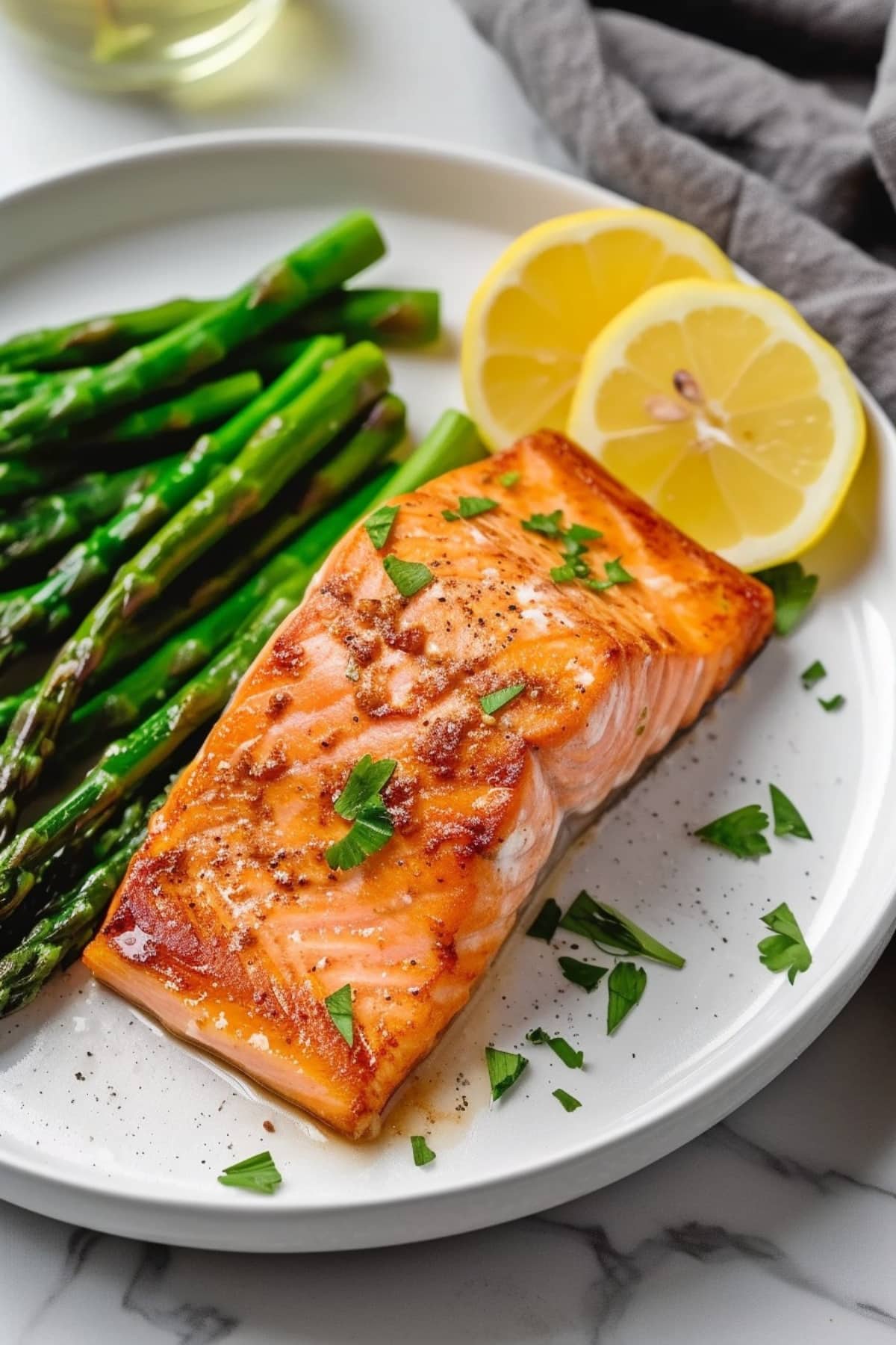 Homemade juicy salmon fillet served with asparagus and lemon slices
