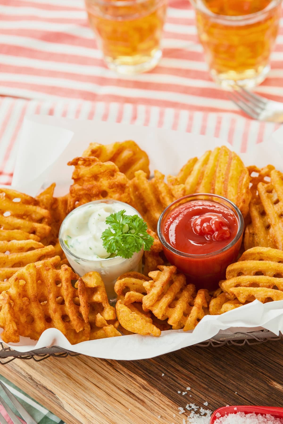 Waffle fries served with mayo and ketchup dip.