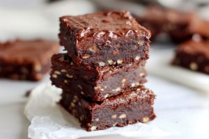 Irresistible no-bake brownies featuring crunchy nuts and decadent chocolate ganache