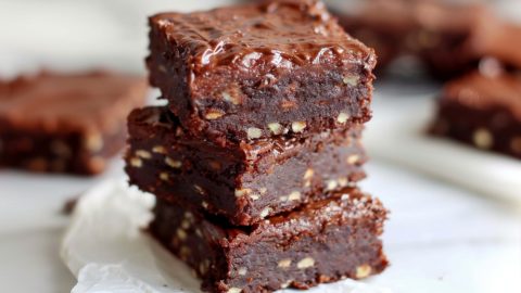 Irresistible no-bake brownies featuring crunchy nuts and decadent chocolate ganache