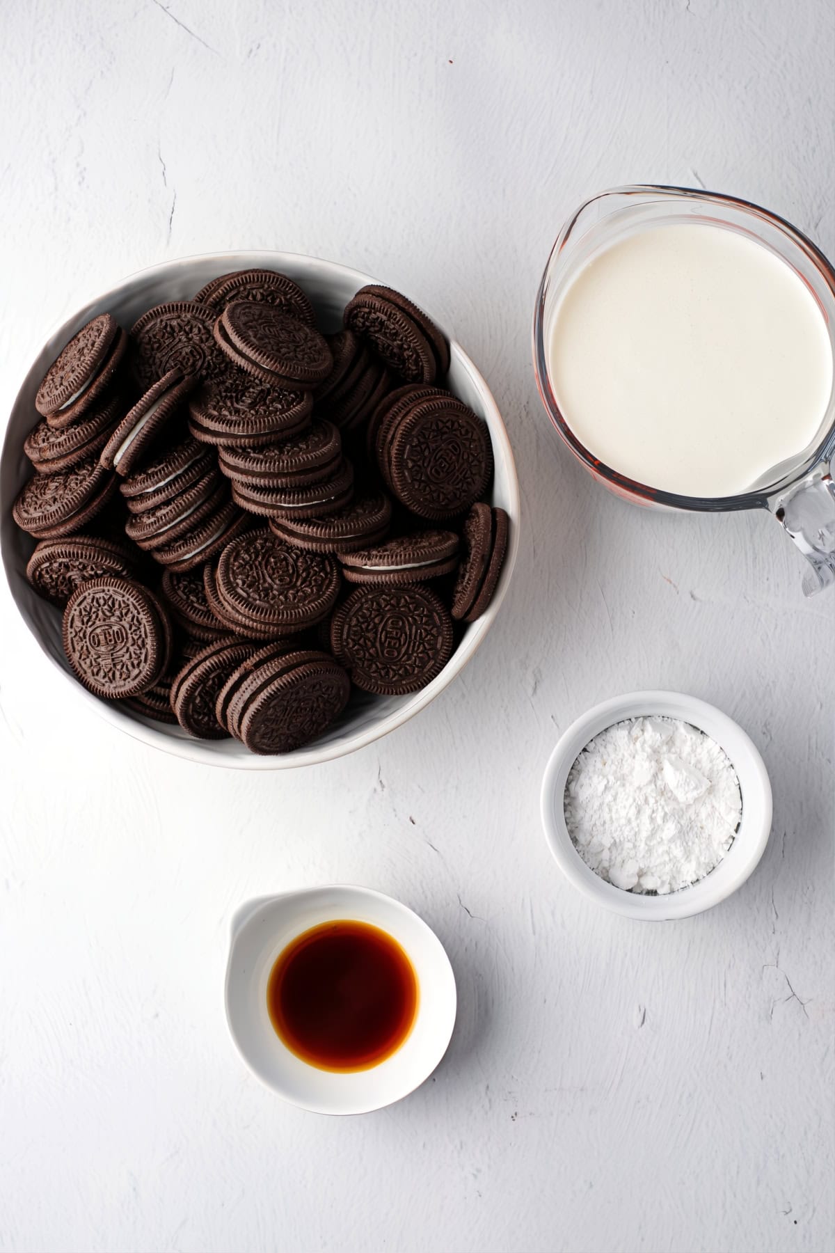 Oreo icebox cake ingredients: oreo cookies, heavy whipping cream, powdered sugar and vanilla extract