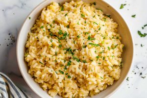 Simple and classic souper rice in a bowl, garnished with fresh parsley