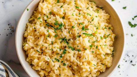 Simple and classic souper rice in a bowl, garnished with fresh parsley