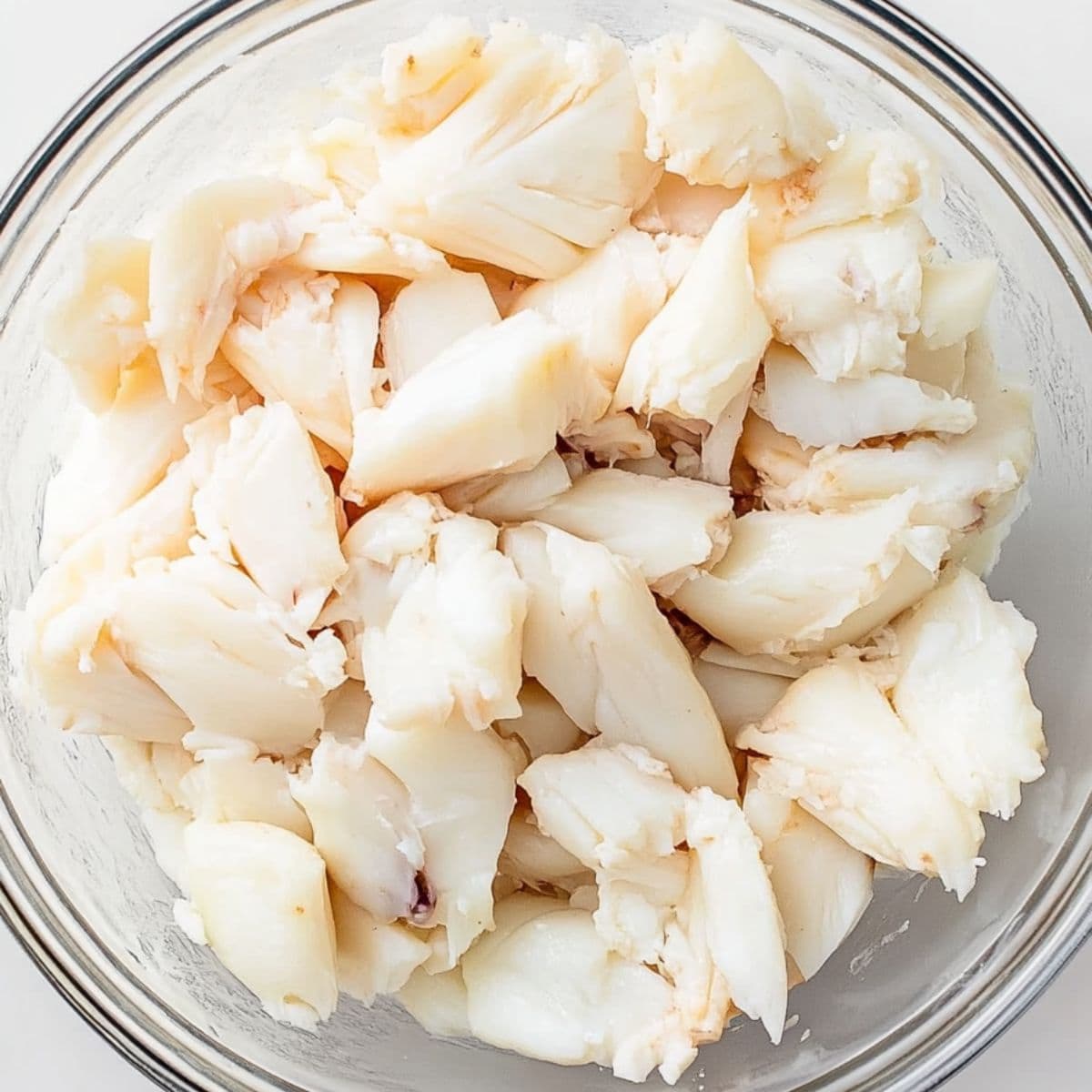 Jumbo lump crabmeat in a glass bowl.