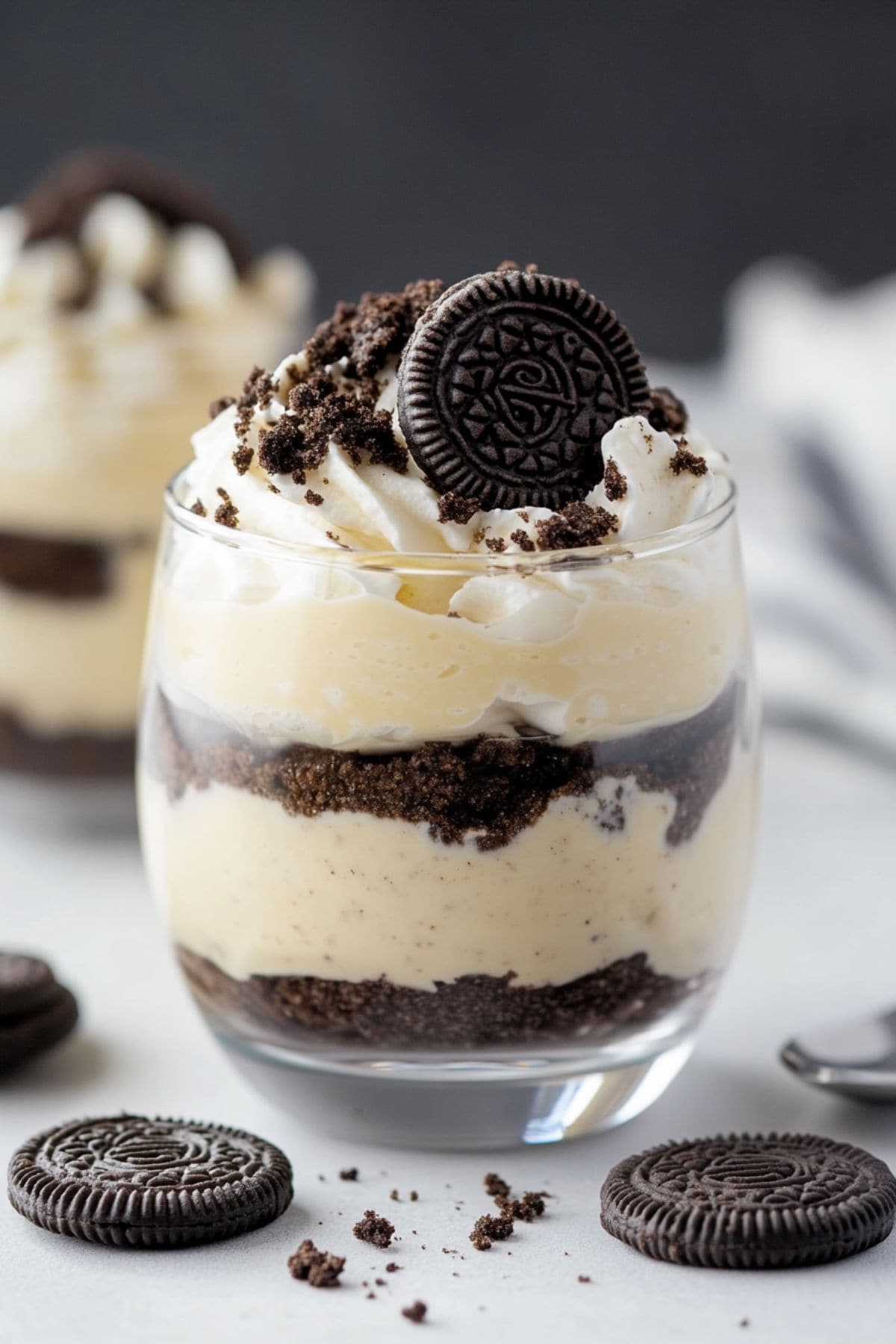 Oreo pudding made with layers of crushed Oreo and vanilla pudding assembled in a glass.