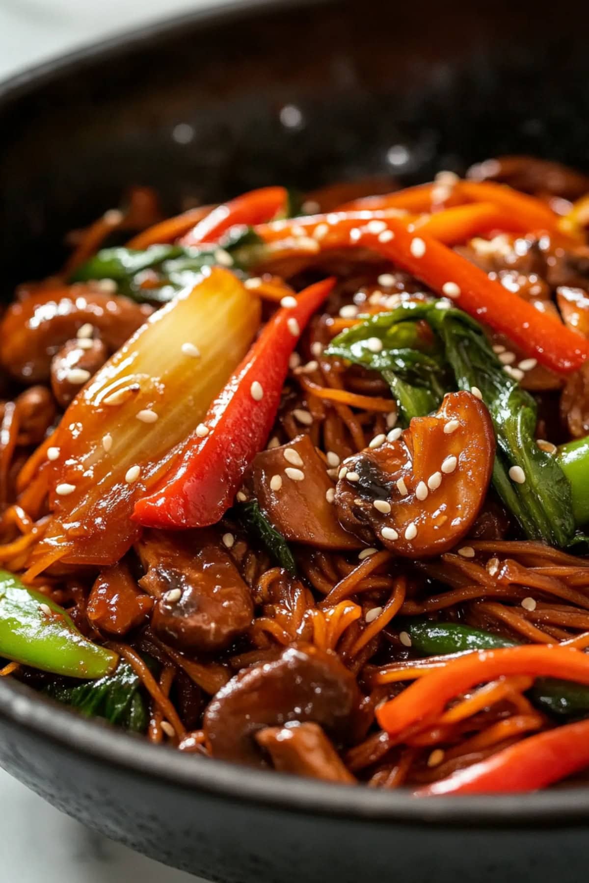 A delicious bowl of easy lo mein, featuring noodles, bell peppers, carrots, and a savory stir-fry sauce.